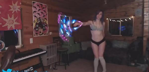  Clumsy camgirl breaks a lightbulb while practicing her triquetra flow..